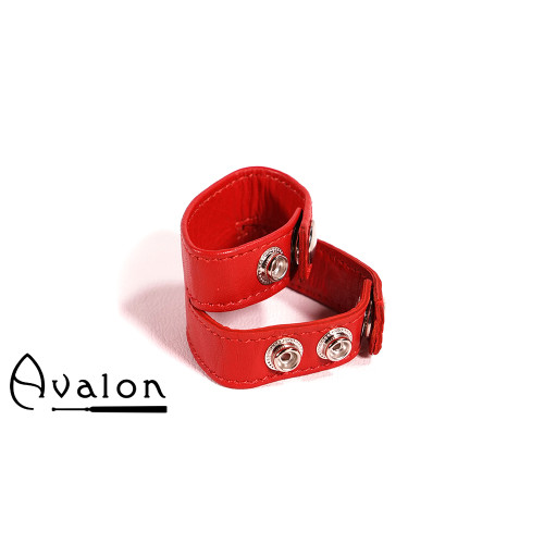 Avalon - PATIENCE - Dobbel penis og pungring i lær - Rød Avalon - PATIENCE - Dobbel penis og pungring i lær - Rød